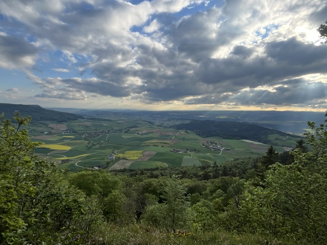 IMG_3219 Eine ländliche Landschaft mit Feldern und Wäldern.
